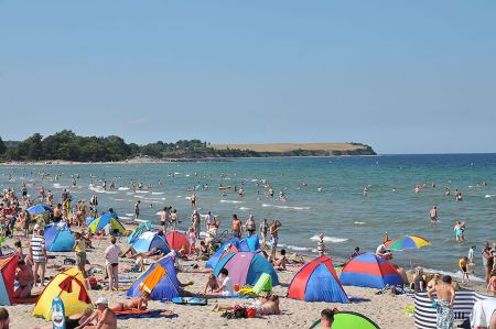 Im Sommer lädt unser Ostsee-Strand gerade Familien mit Kindern zum Badevergnügen ein. Verbringen Sie einen schönen Urlaub in einer Ferienwohnung in Boltenhagen. Badesaison für die ganze Familie am Strand